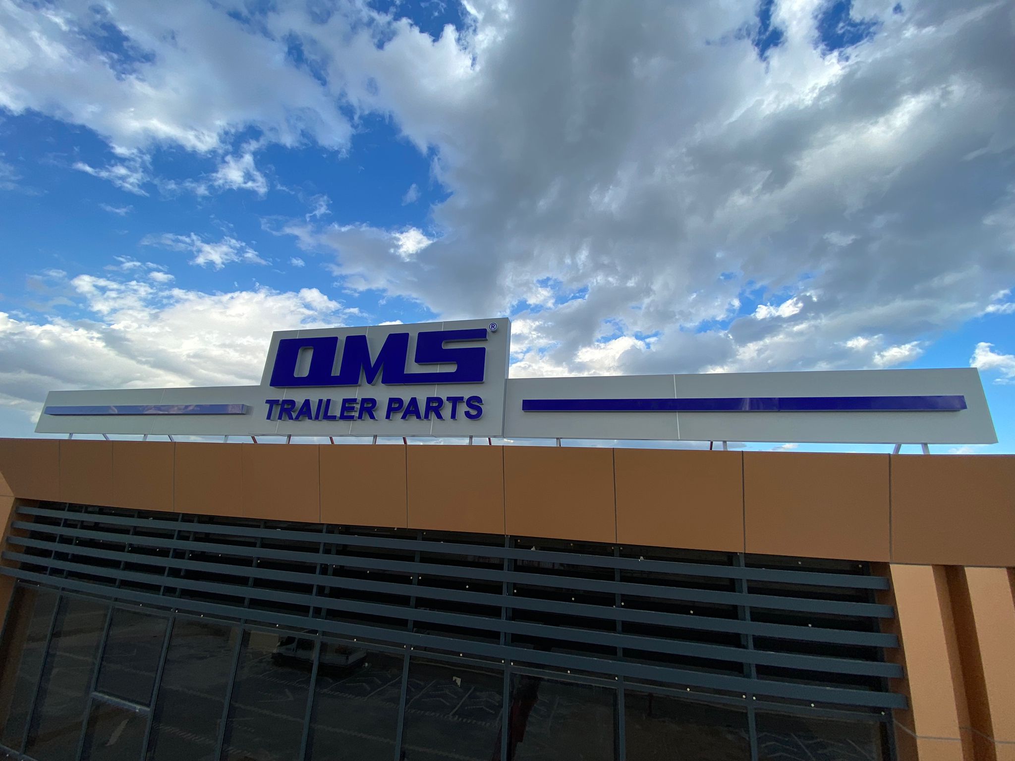 OMS TRAİLER - CEPHE KOMPOZİT ÜZERİ ALÜMİNYUM TERS KUTU HARFLİ TABELA