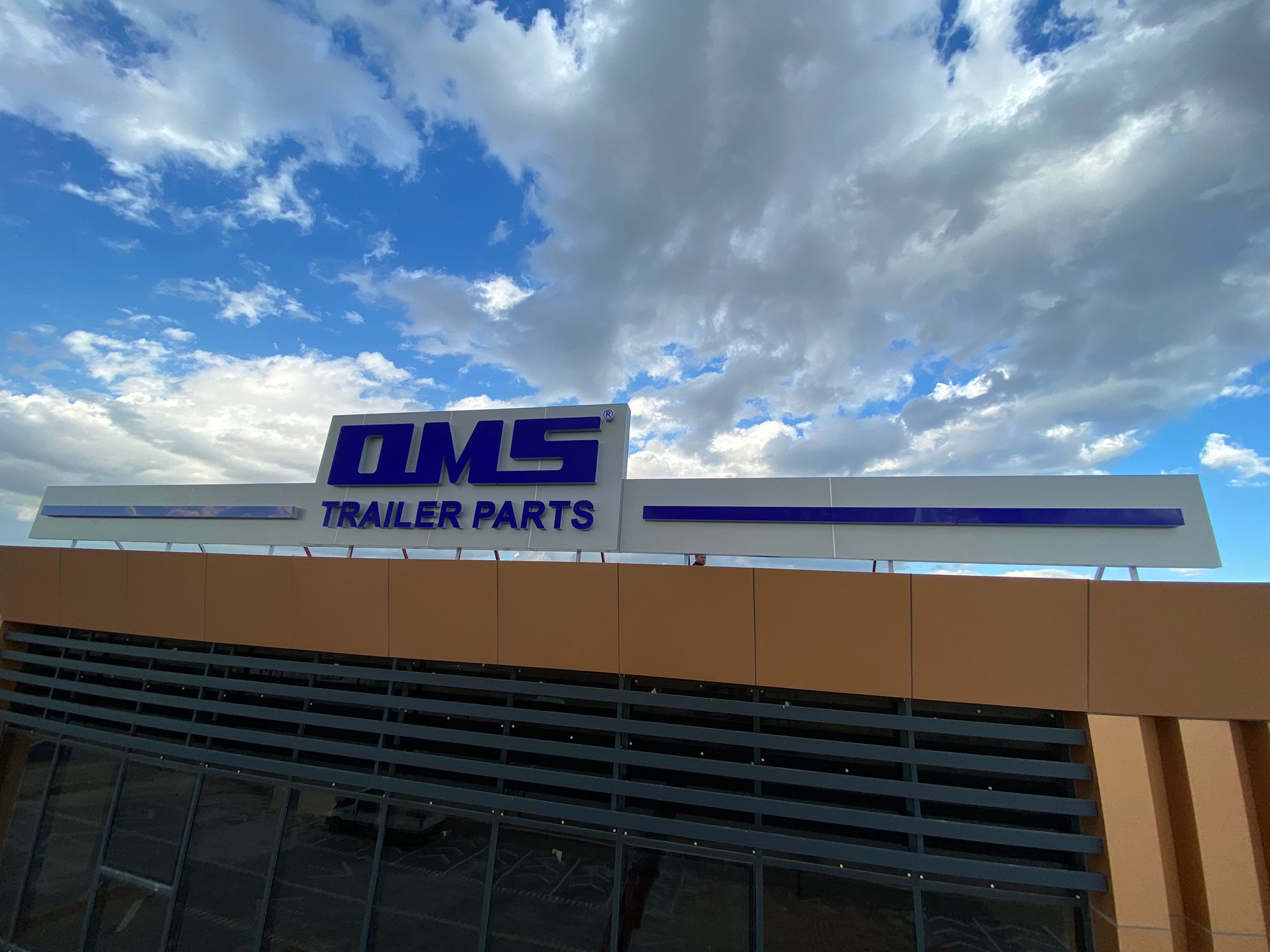 OMS TRAİLER - CEPHE KOMPOZİT ÜZERİ ALÜMİNYUM TERS KUTU HARFLİ TABELA