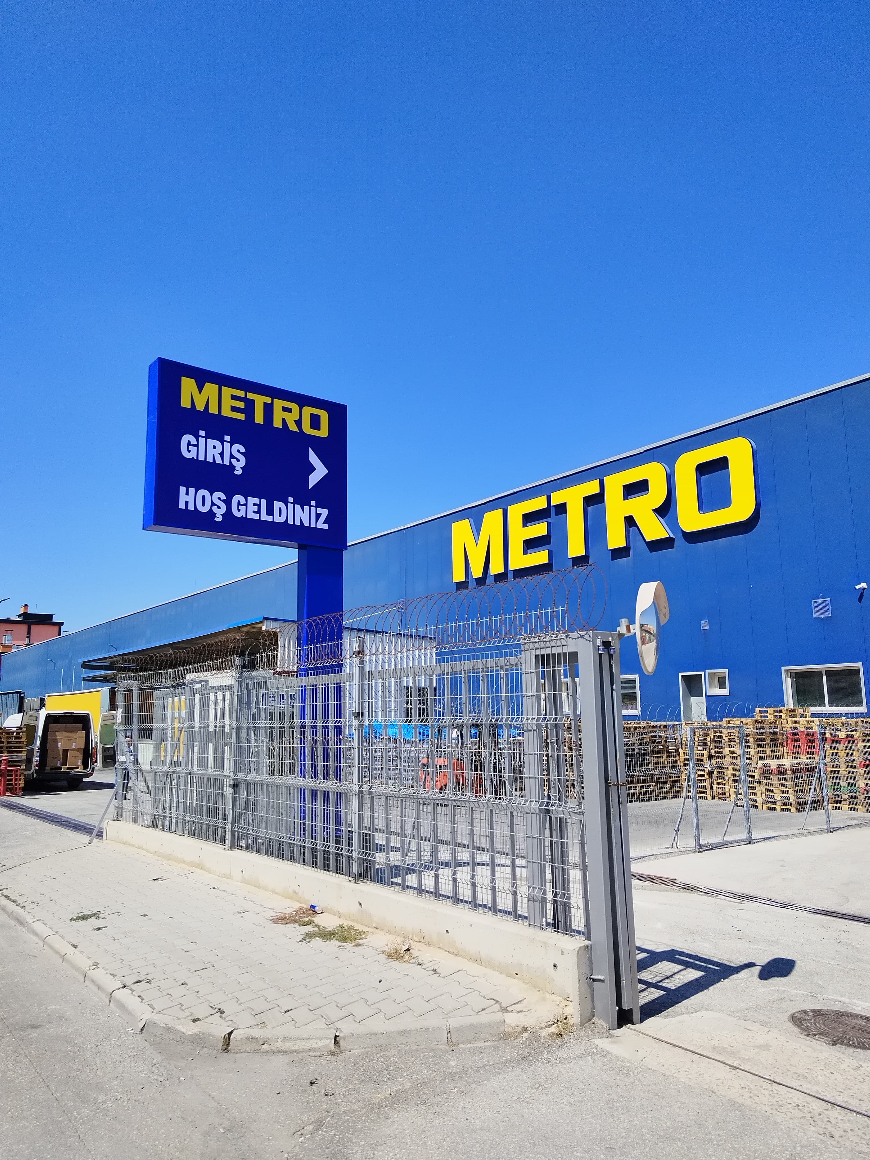 METRO MARKET - CEPHE ALÜMİNYUM KUTU HARF UYGULAMA