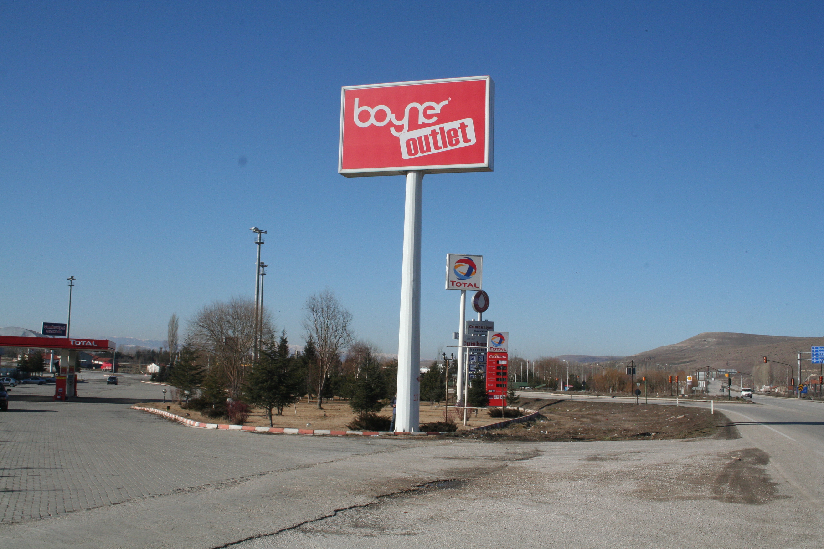BOYNER OUTLET -AFYONKARAHİSAR TOTEM TABELA