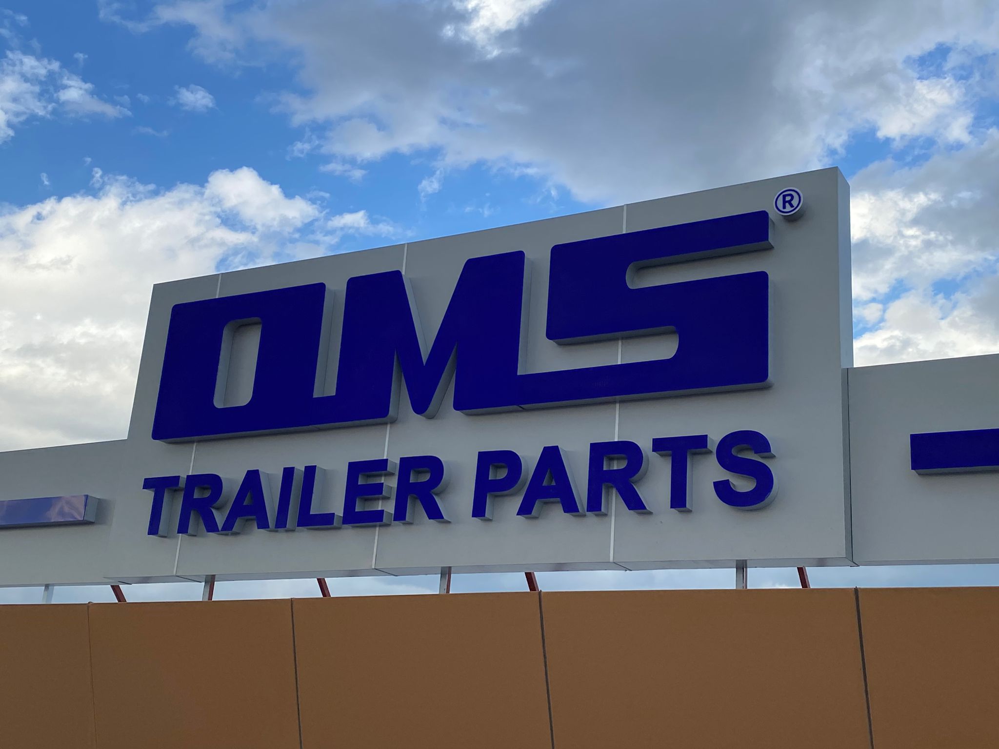 OMS TRAİLER - CEPHE KOMPOZİT ÜZERİ ALÜMİNYUM TERS KUTU HARFLİ TABELA