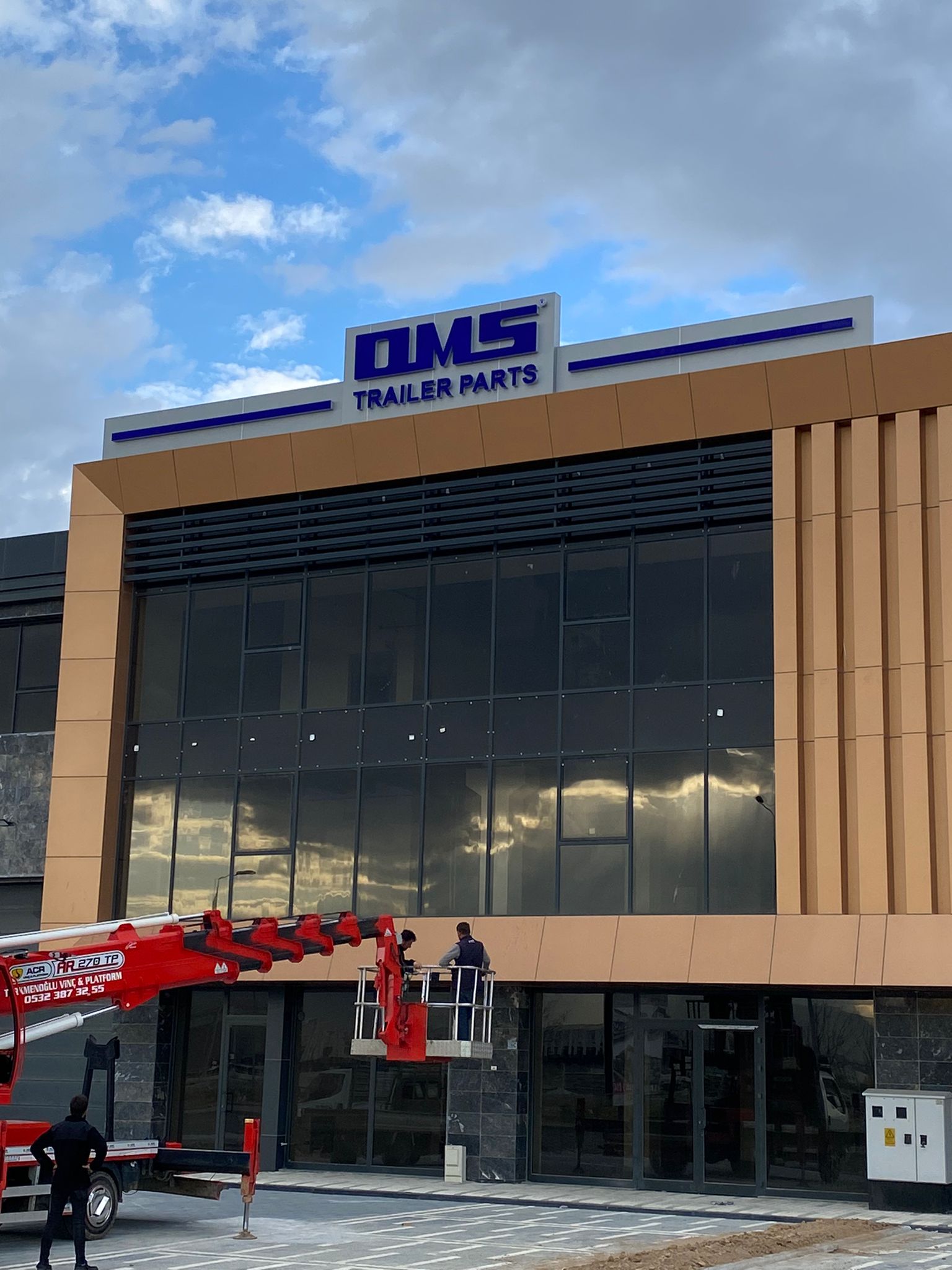 OMS TRAİLER - CEPHE KOMPOZİT ÜZERİ ALÜMİNYUM TERS KUTU HARFLİ TABELA