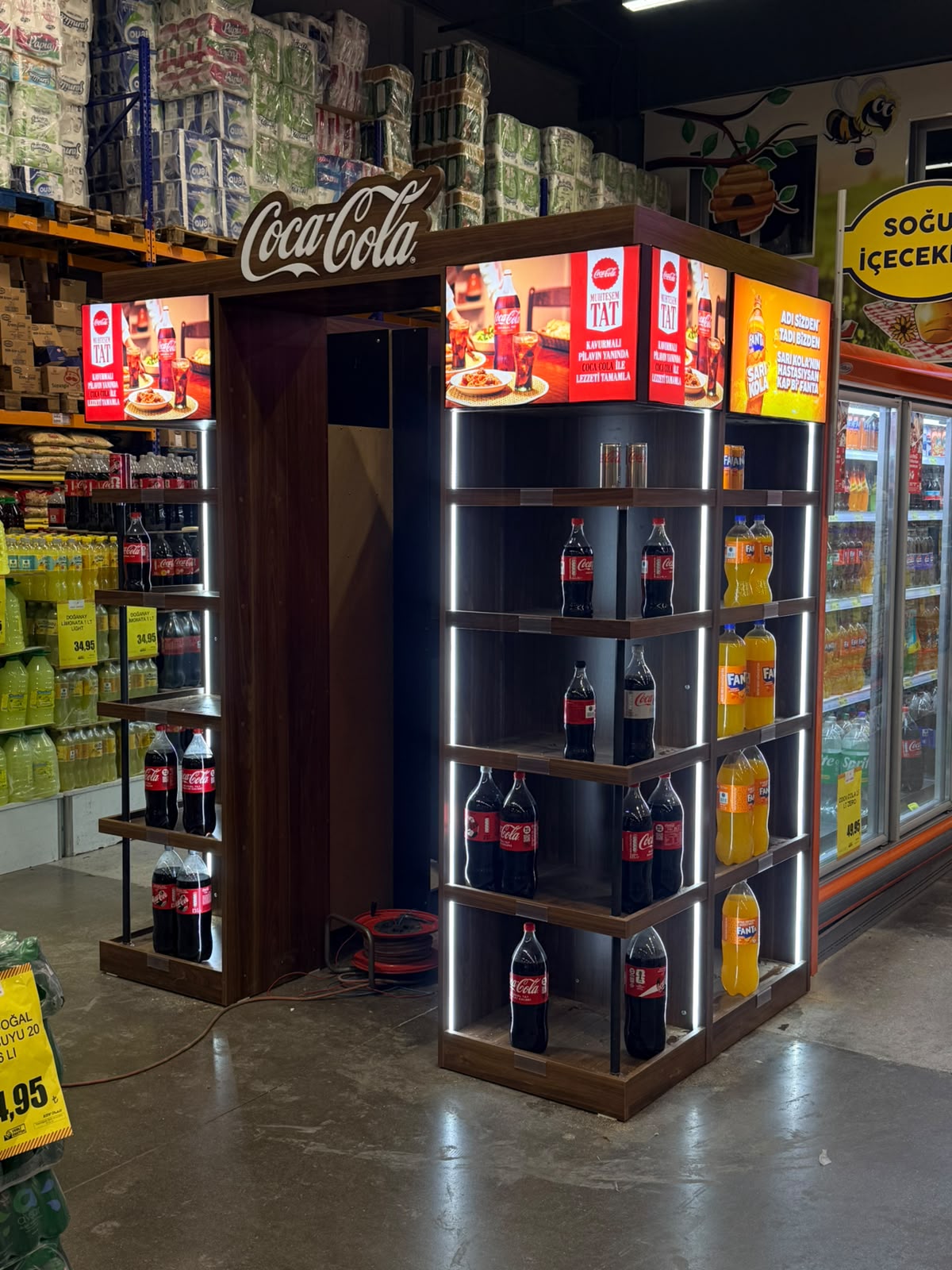 COCA COLA - İÇ MEKAN IŞIKLI AHŞAP STAND ÜRETİMLERİ