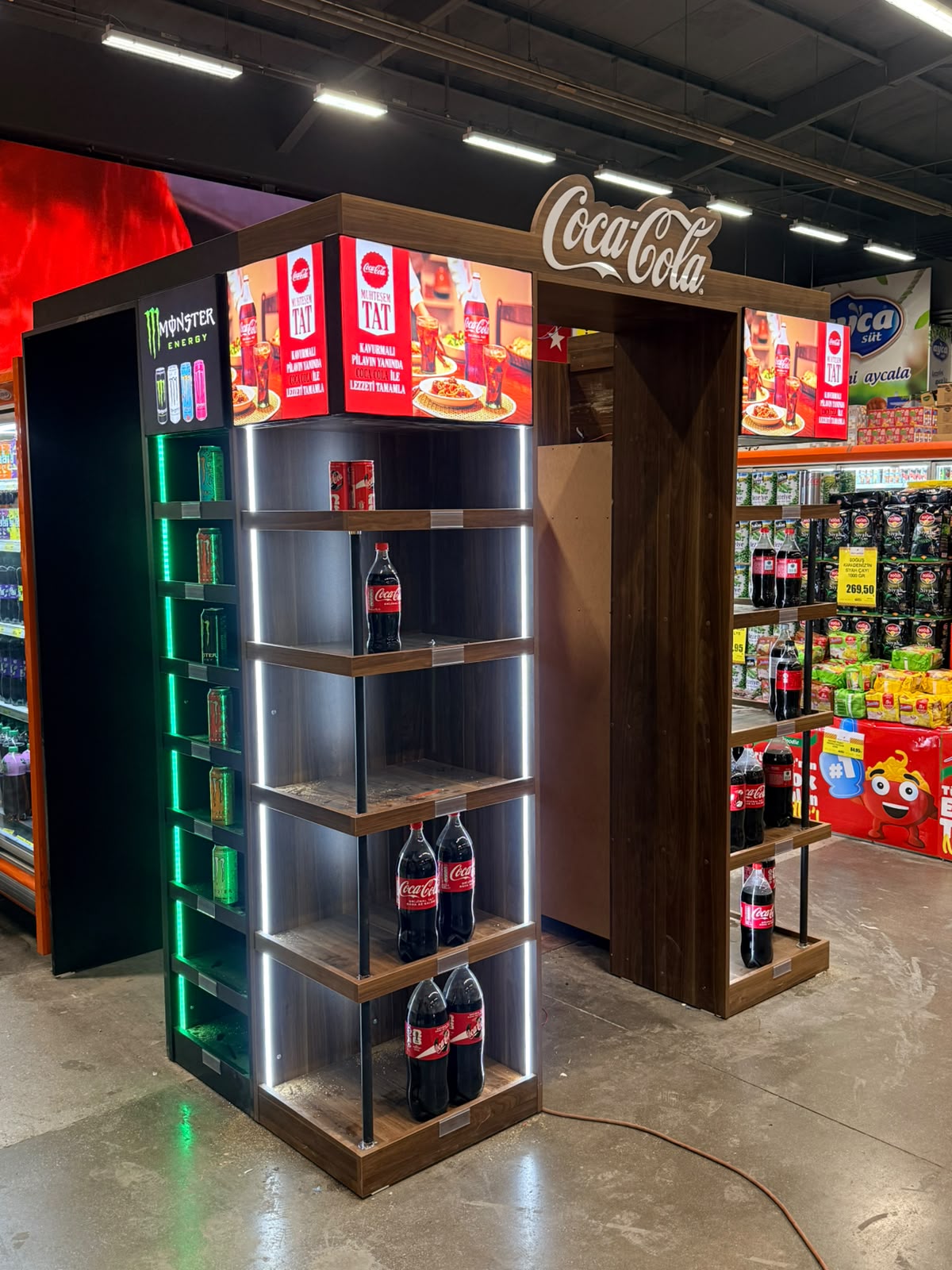 COCA COLA - İÇ MEKAN IŞIKLI AHŞAP STAND ÜRETİMLERİ
